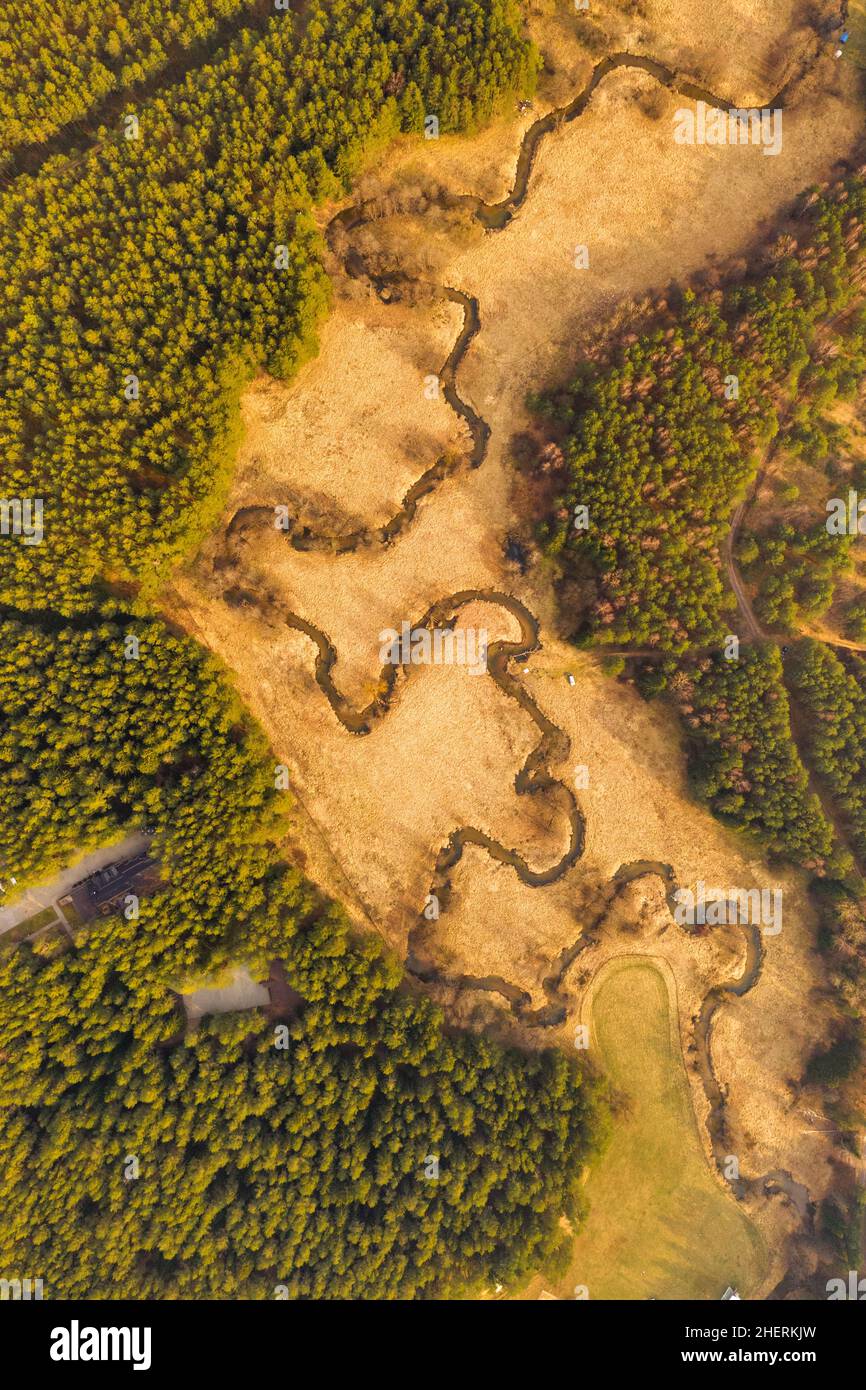 Paesaggio rurale del fiume tortuoso dall'alto. Antenna di una valle del torrente Foto Stock