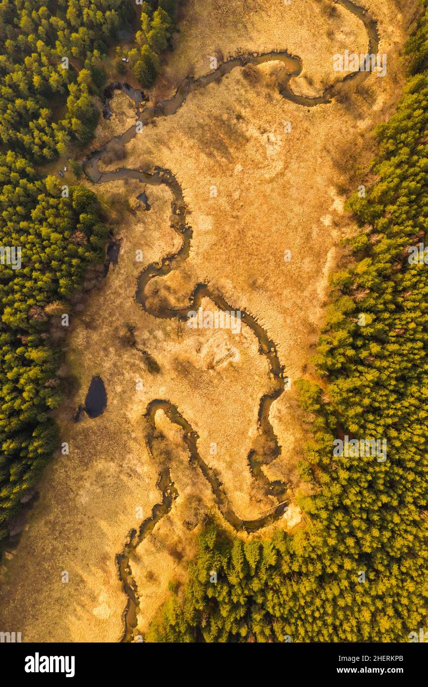 Antenna di fiume tortuoso colpo con un drone. Paesaggio rurale dall'alto. Valle del fiume ruscello Foto Stock
