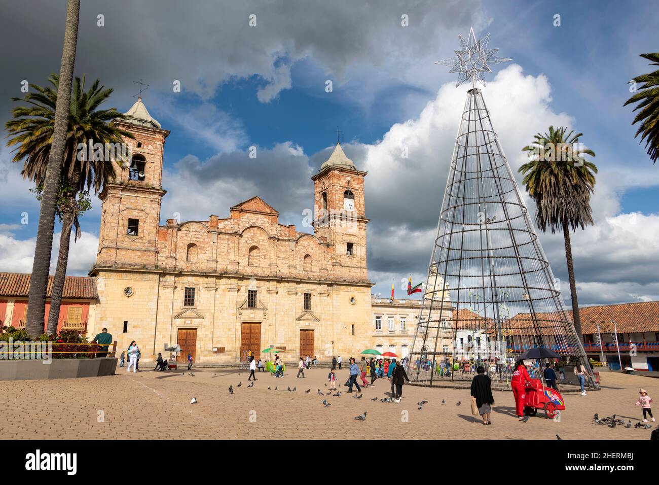 Albero di Natale fuori dal Catedral de la Santísima Trinidad y San Antonio de Padova de Zipaquirá, Cattedrale cattolica di Zipaquira Cundinamarca, Colombia Foto Stock