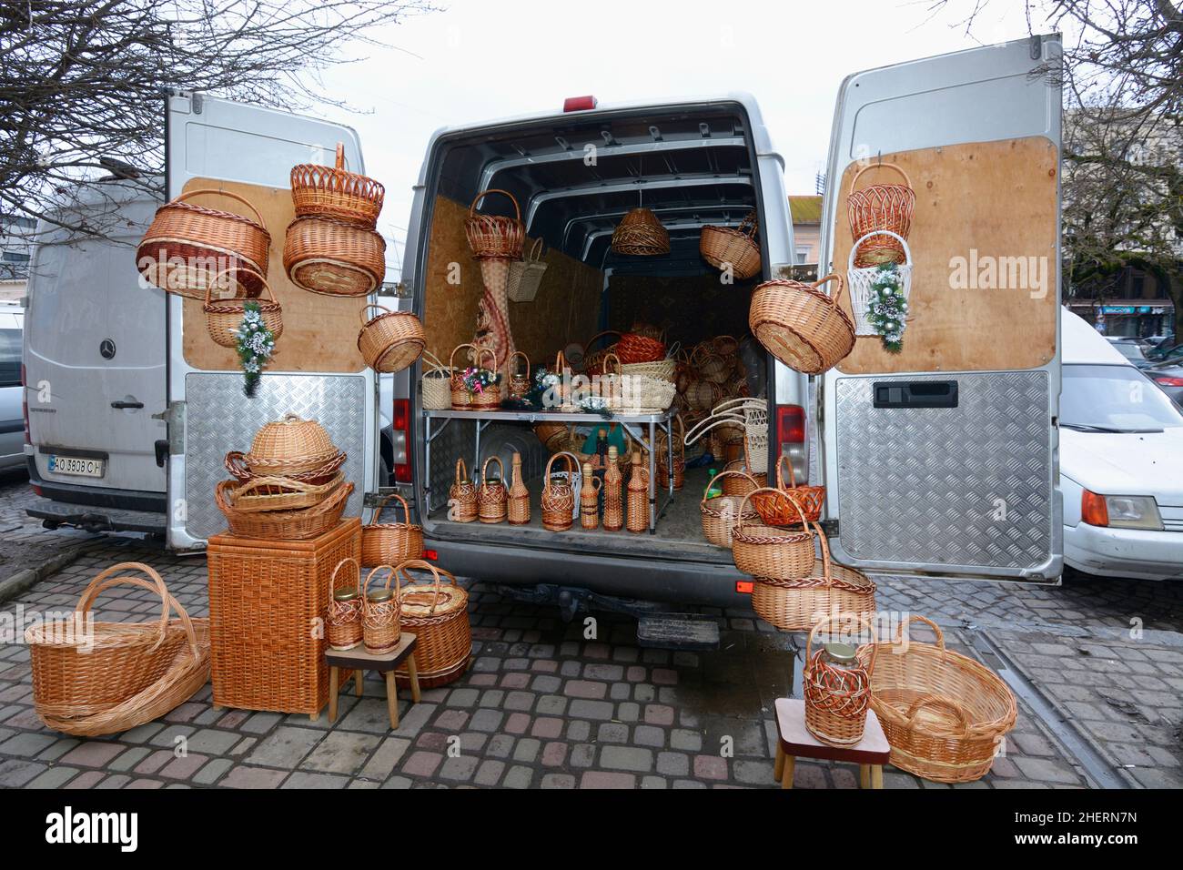 Merci - cesti di vimini fatti a mano, borse e bottiglie - messi in vendita da un'auto su una strada. Uzhgorod, Ucraina Foto Stock