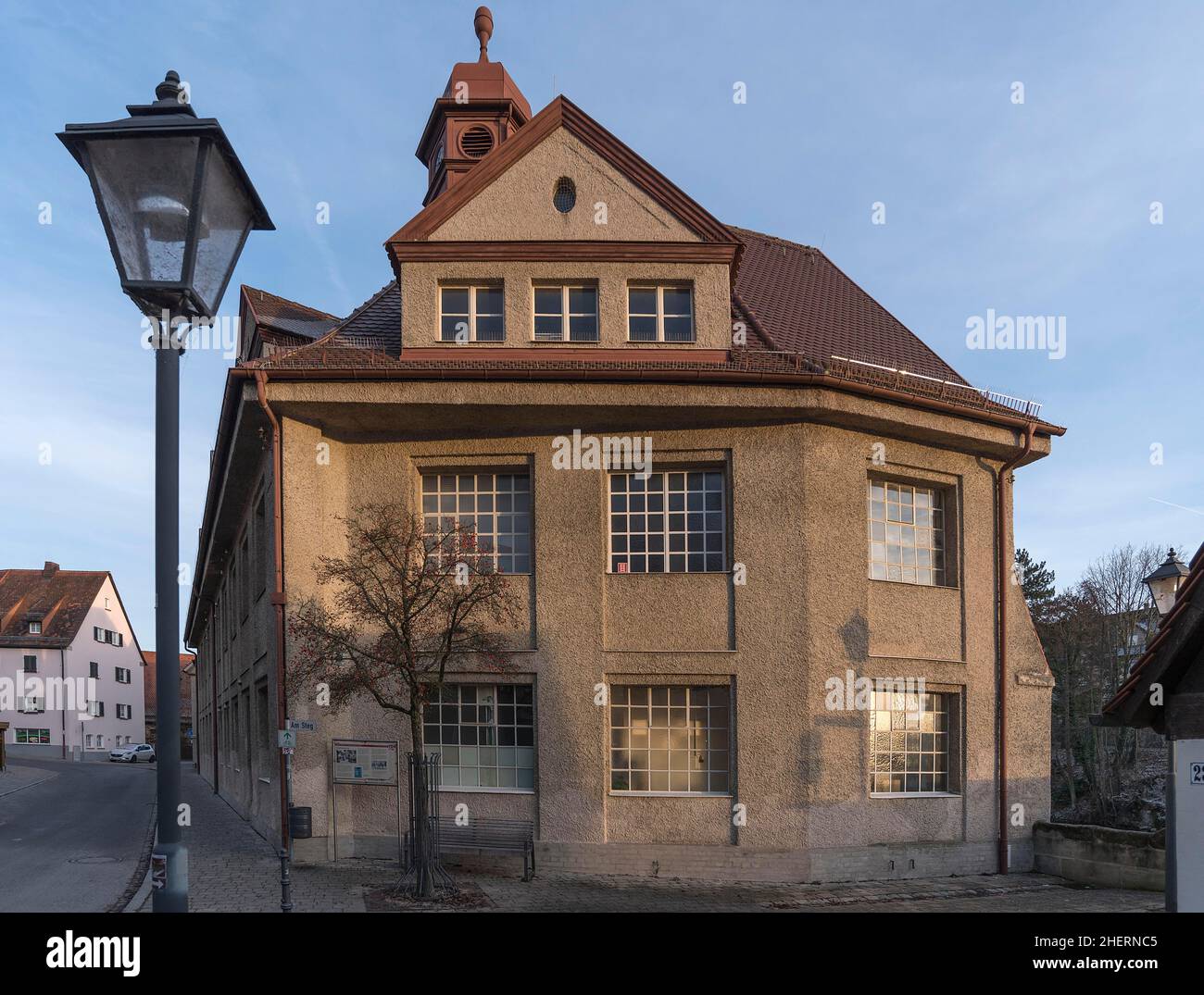 Edificio storico principale di un'ex fabbrica di valvole alla luce della sera, costruito nel 1901, oggi museo industriale, Lauf an der Pegnitz, Franconia di mezzo Foto Stock