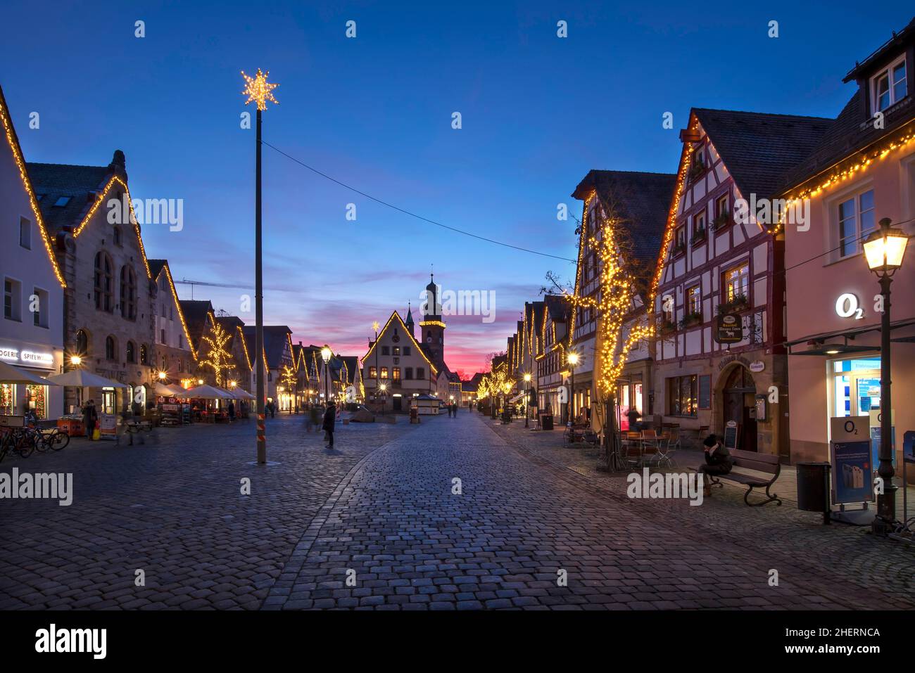 Mercato illuminato di Natale con il vecchio municipio e la chiesa di San Giovanni in serata, Lauf an der Pegnitz, Franconia media, Baviera, Germania Foto Stock