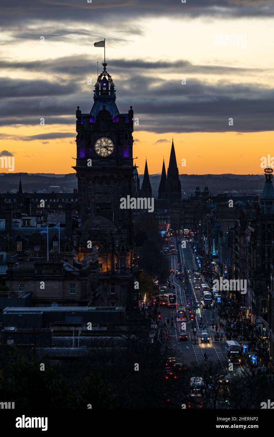 La torre dell'orologio Balmoral e Princes Street si illuminarono di notte con un tramonto colorato, Edimburgo, Scozia, Regno Unito Foto Stock