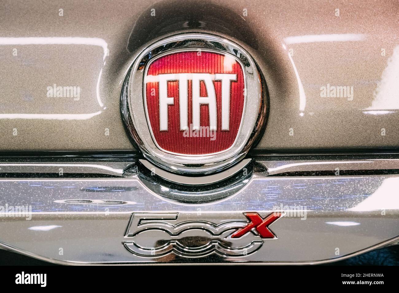 Primo piano Logo di auto Fiat 500X. Fiat 500X è un'auto sportiva crossover (SUV) prodotta e commercializzata da Fiat Chrysler Automobiles Foto Stock