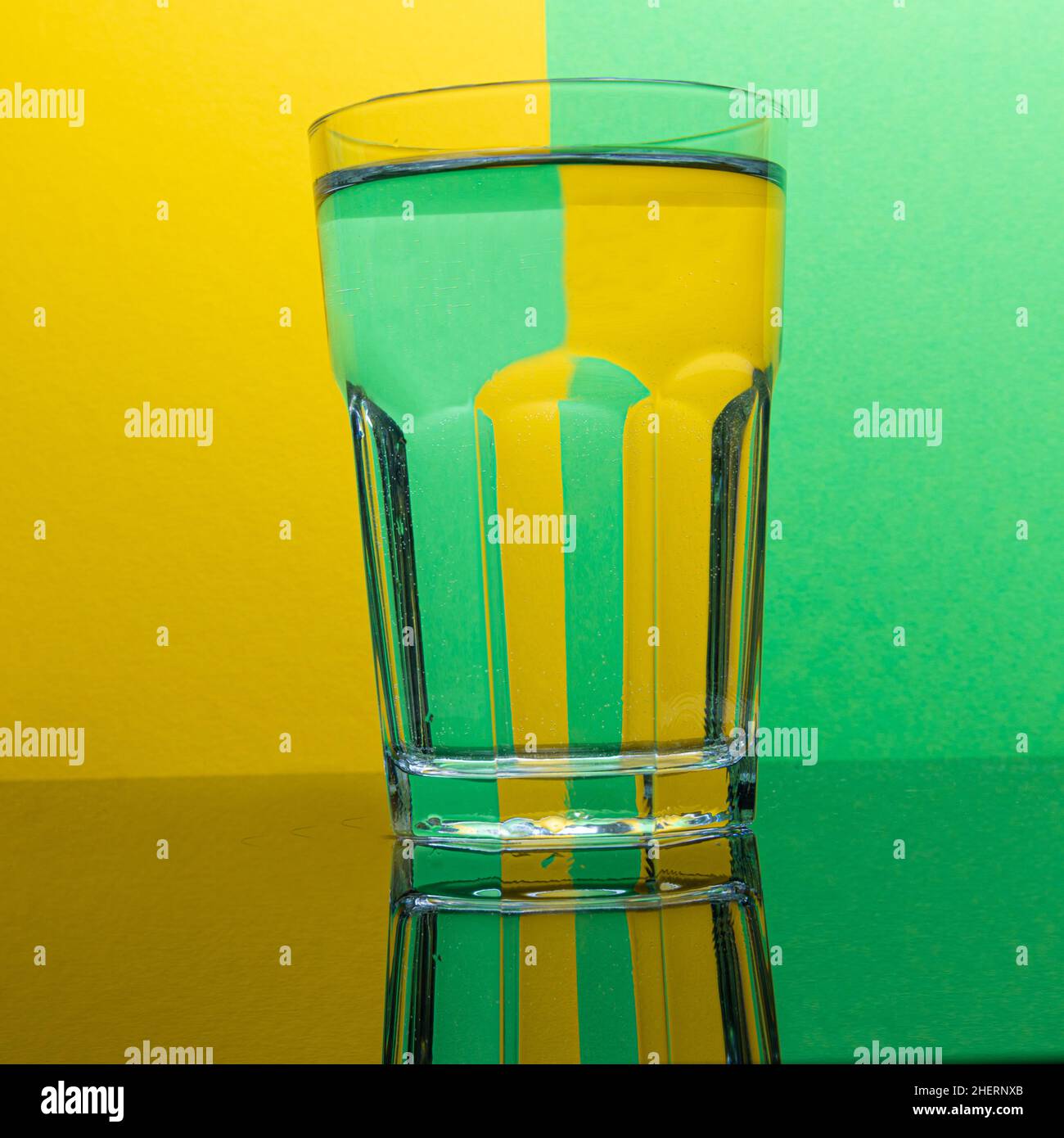 bicchiere d'acqua con fondo rifrattivo Foto Stock