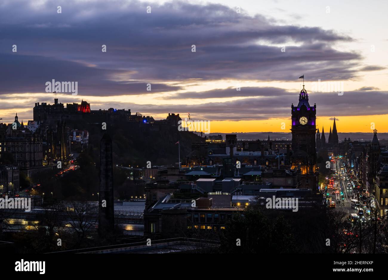La torre dell'orologio Balmoral e Princes Street si illuminarono di notte con un tramonto colorato, Edimburgo, Scozia, Regno Unito Foto Stock