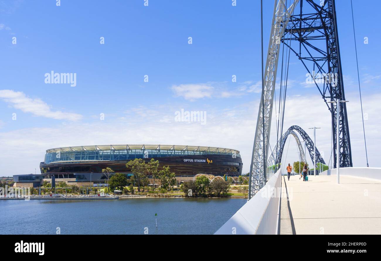 Perth, WA, Australia - Ponte pedonale Matagarup di Denton Corker Marshall sul fiume Swan allo stadio Optus di Hassell, HKS e Cox Foto Stock