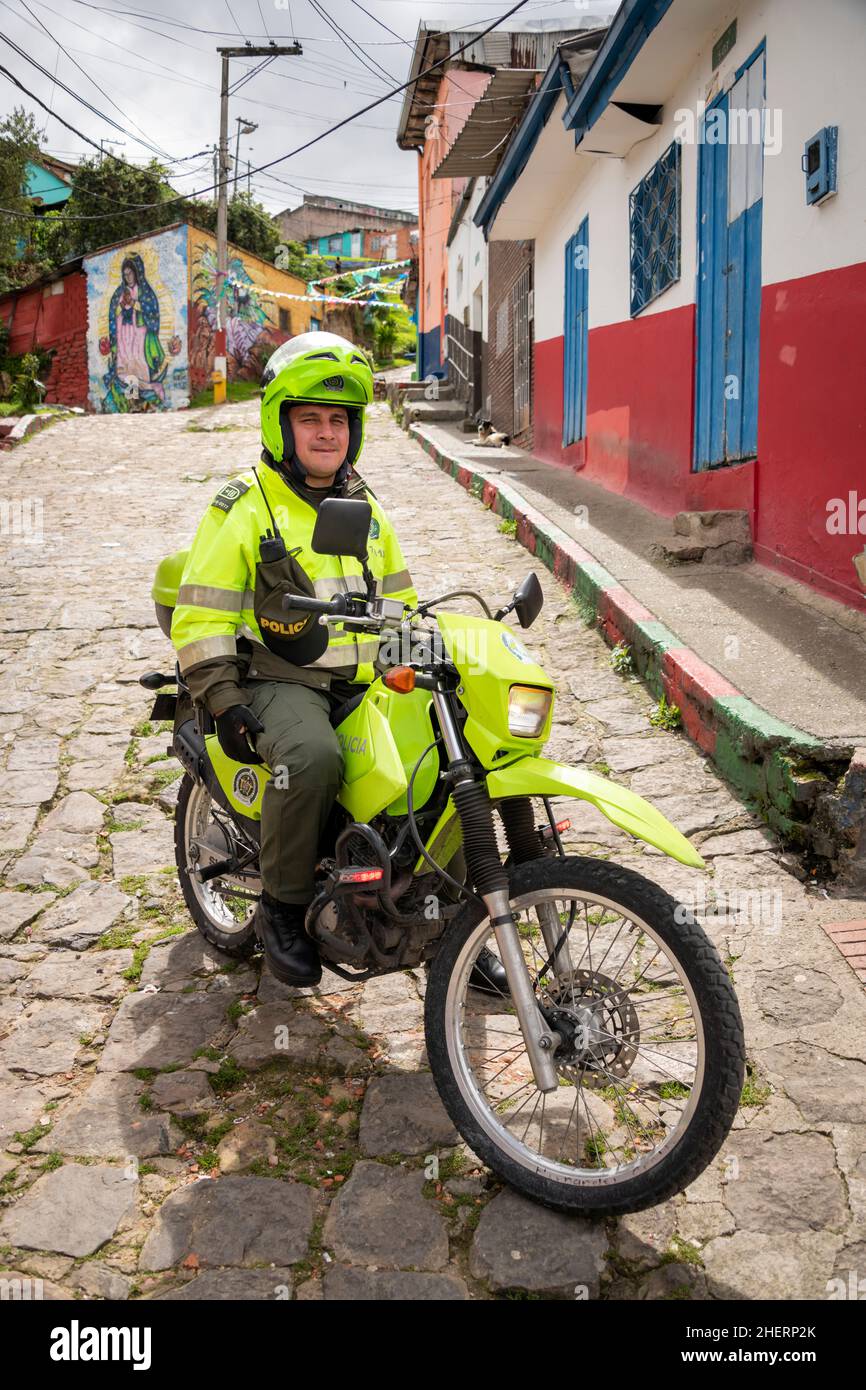 Poliziotto in moto, pattugliato di guardia della banda un tempo famigerata e criminale Barrio Egipto, Bogota, Colombia. Foto Stock