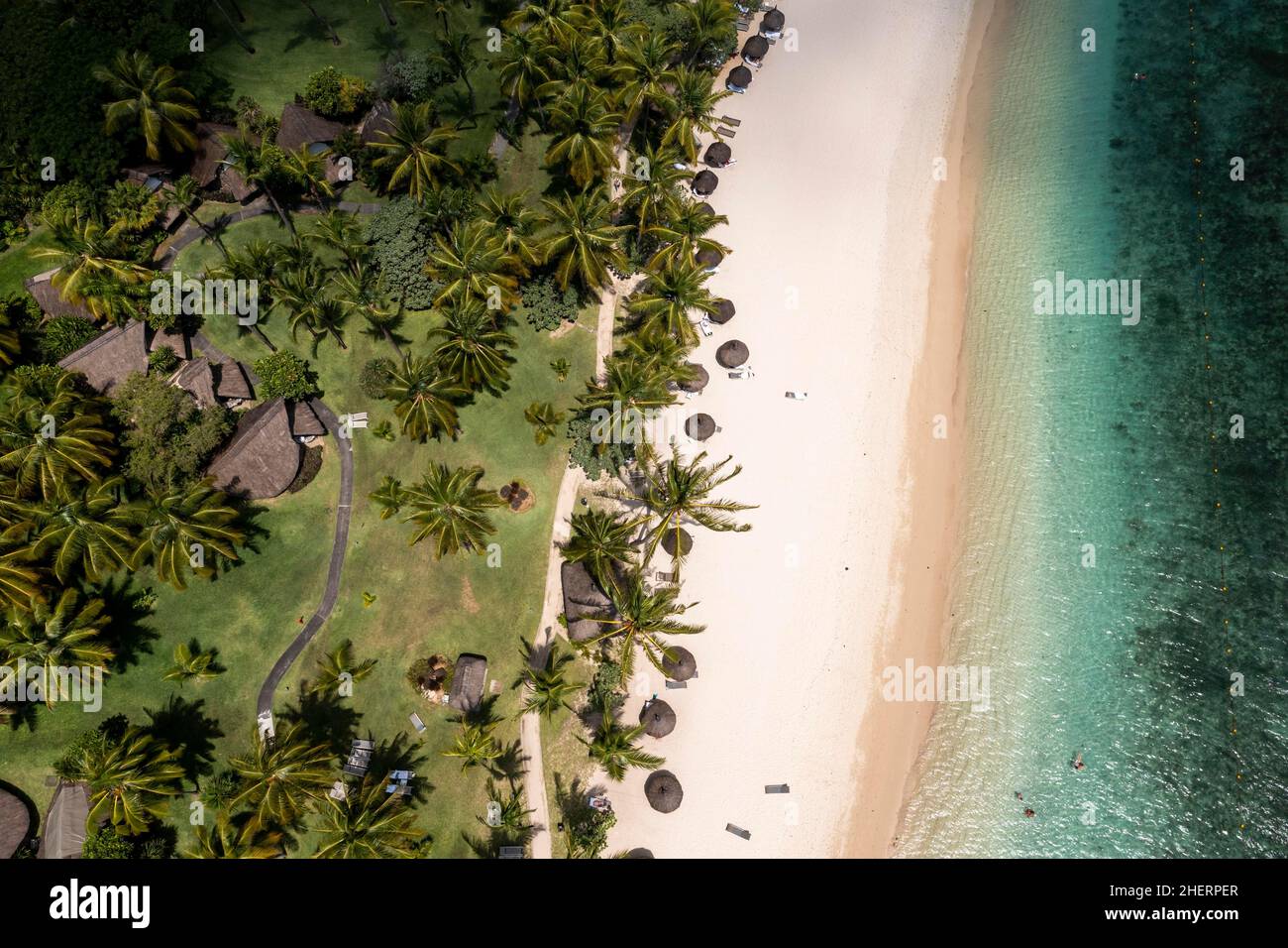 Vista aerea, la spiaggia di Flic en Flac con il lussuoso hotel la Pirogue Resort & Spa e palme, Mauritius Foto Stock