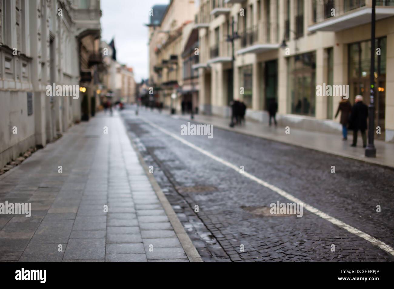 Sfondo sfocato del centro storico europeo. Strade asfaltate e persone a piedi a Vilnius Foto Stock