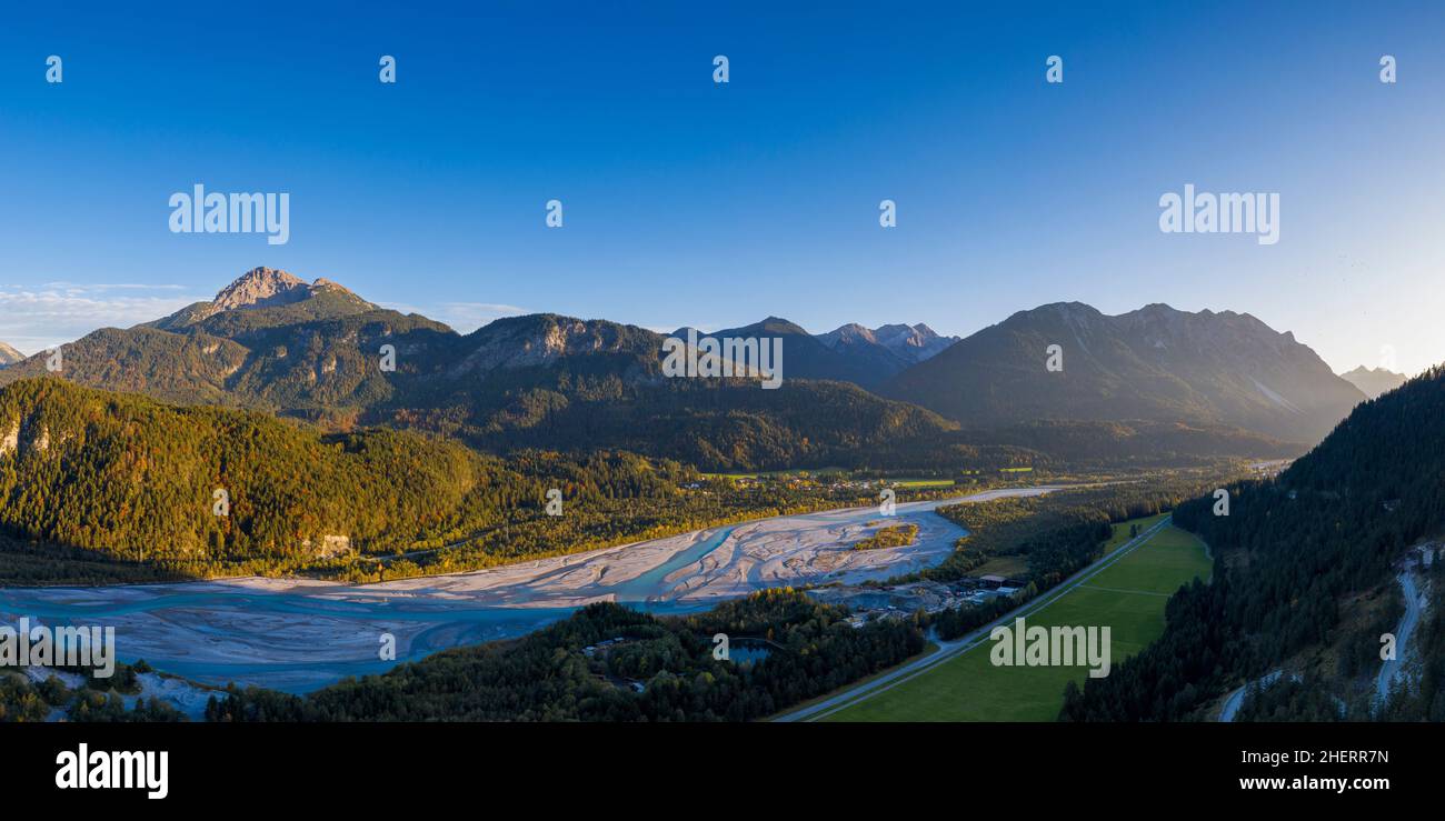 il fiume lech si intreccia in hoefen reutte austria al tramonto autunnale con le montagne Foto Stock