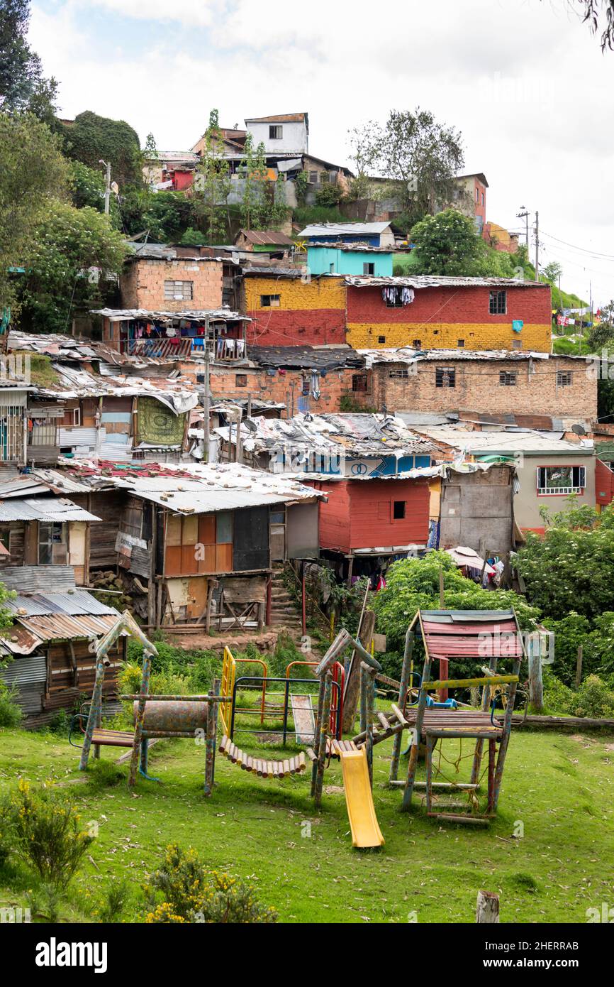Scricciolanti città, nella famigerata banda Barrio Egipto quartiere, Bogota, Colombia, Sud America. Con campo da calcio di beneficenza. Foto Stock