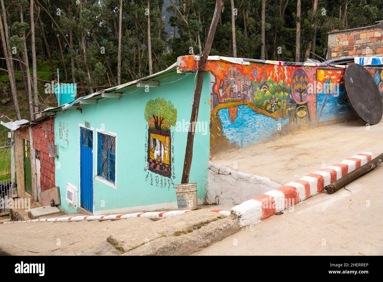 Street Wall Art di ex membri della banda nel famoso Barrio Egipto, Bogota, Colombia. Sono possibili escursioni turistiche organizzate a piedi. Foto Stock