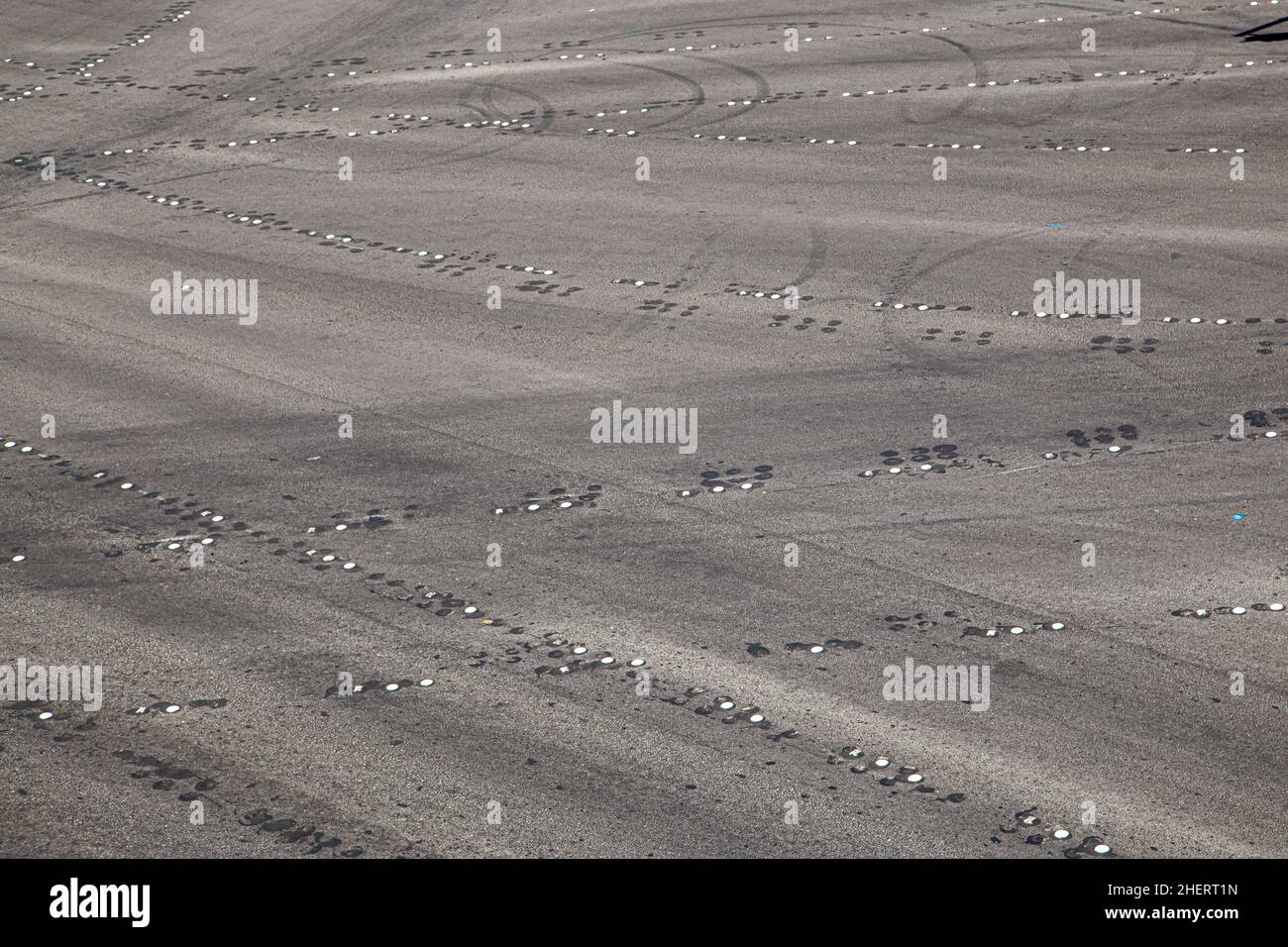 le tracce di auto su asfalto grigio come sfondo Foto Stock