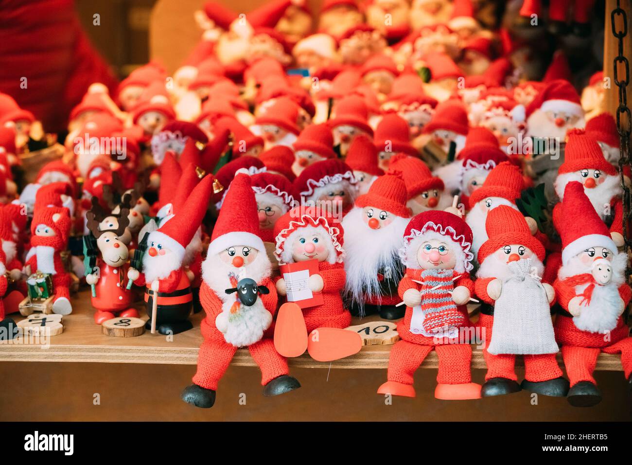 Souvenir bambole Babbo Natale giocattoli al mercato europeo di Natale invernale. Souvenir di legno di Capodanno dall'Europa. Foto Stock