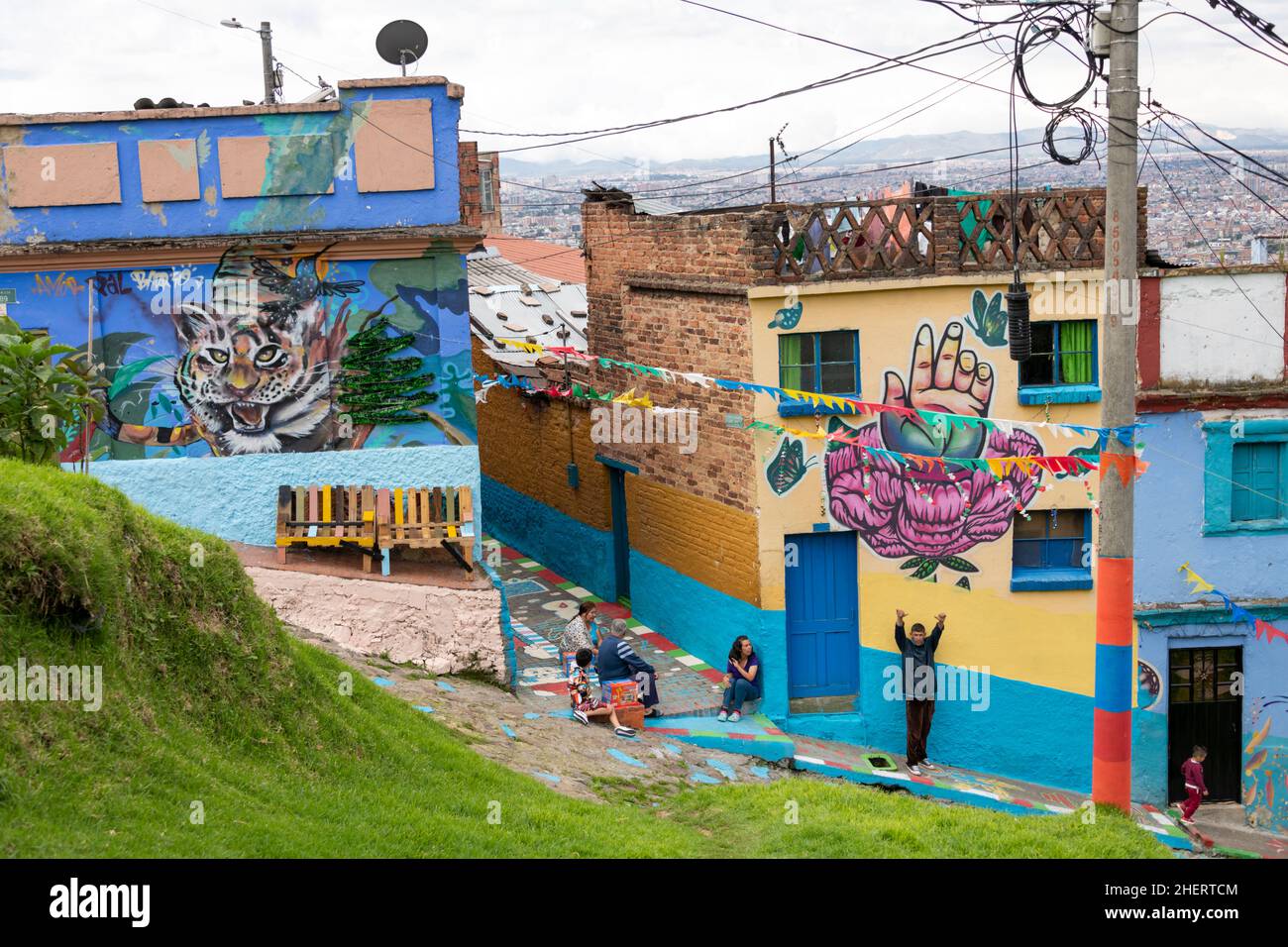 Street Wall Art di ex membri della banda nel famoso Barrio Egipto, Bogota, Colombia. Sono possibili escursioni turistiche organizzate a piedi. Foto Stock