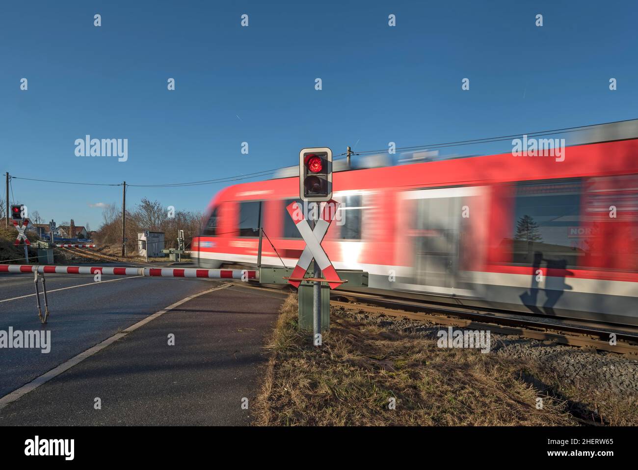 Treno di passaggio a livello di attraversamento delle barriere, Baviera, Germania Foto Stock