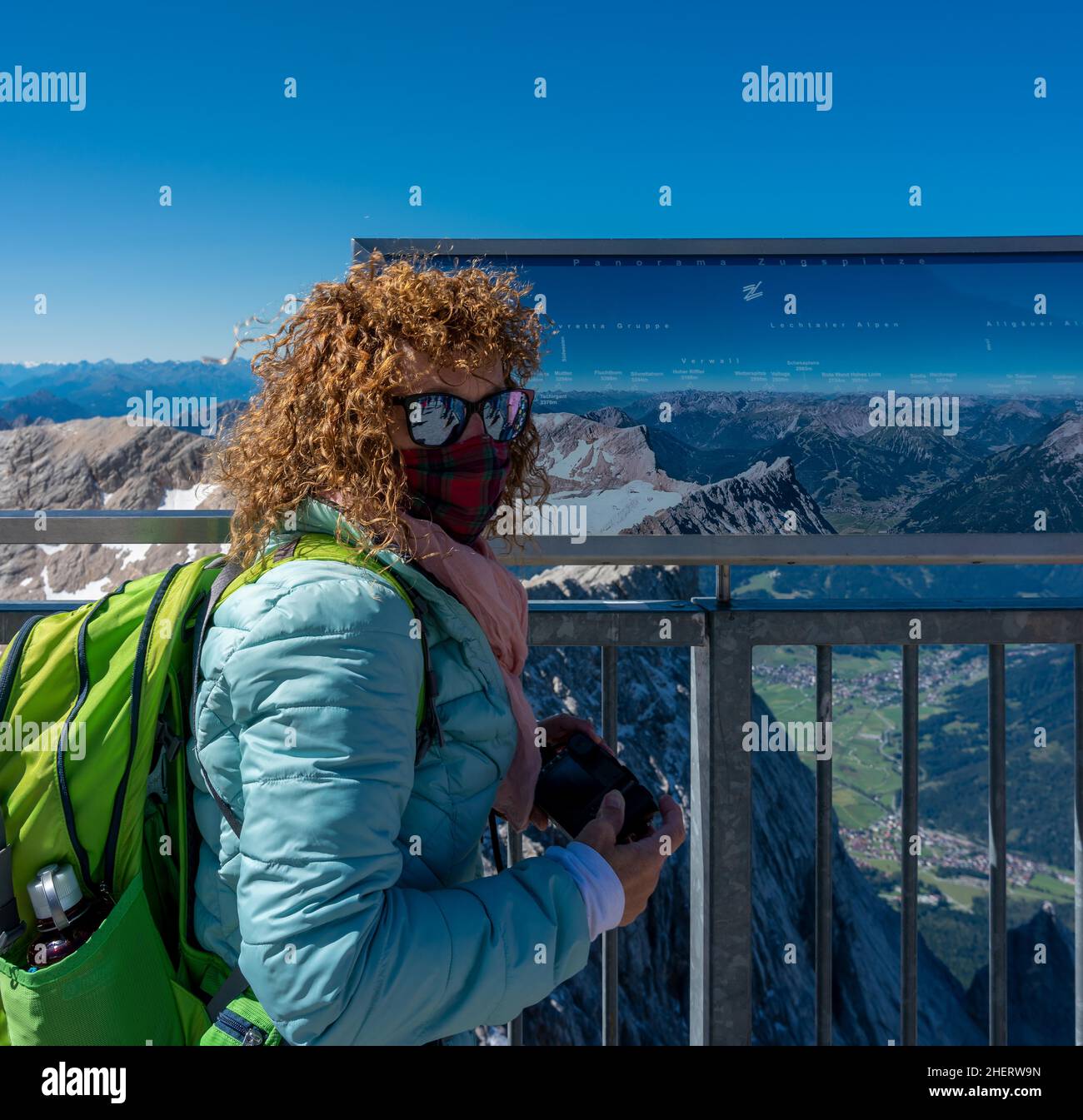 Turista con guardia bocca sul Zugspitze, Garmisch Patenkirchen, Baviera, Germania Foto Stock