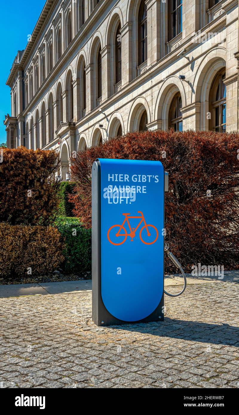 Colonna blu con pompa d'aria per ciclisti presso il Ministero federale dell'ambiente, Berlino, Germania Foto Stock