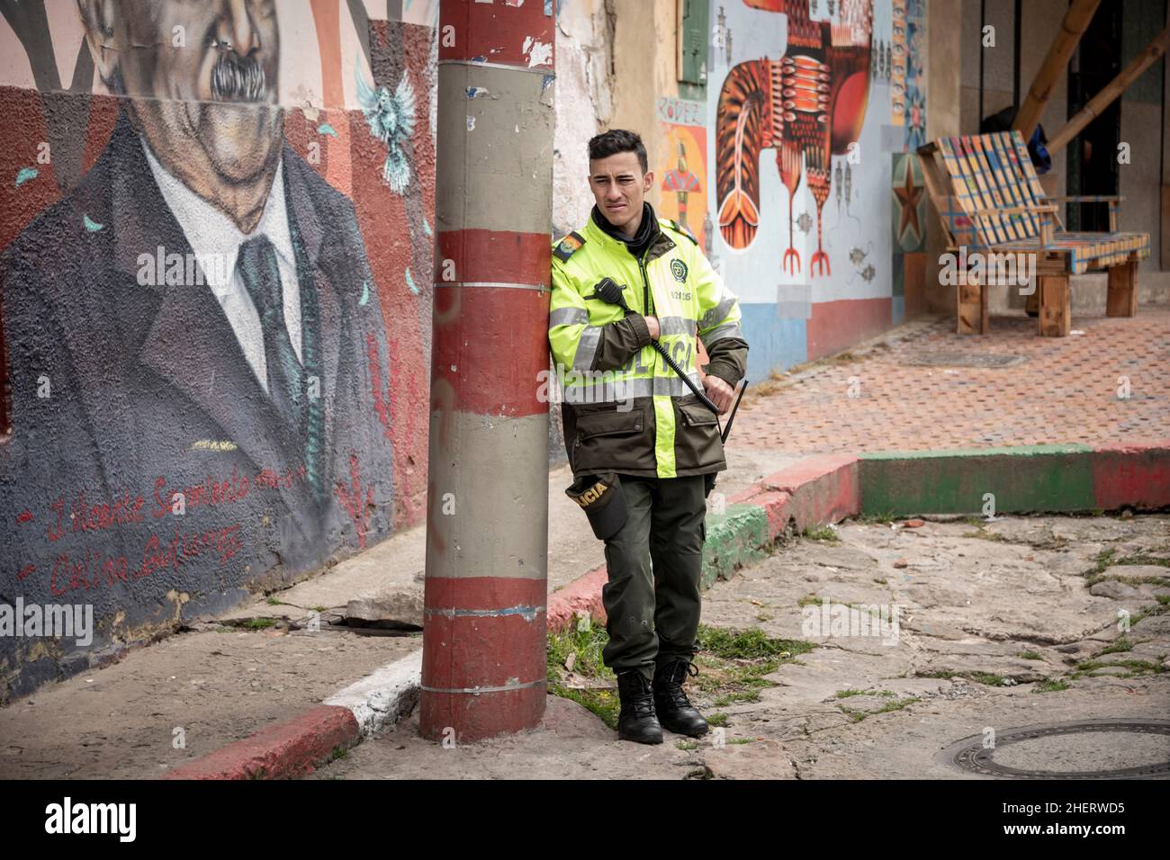 Poliziotto in pattuglia di guardia della banda un tempo famigerata e criminale Barrio Egipto, Bogota, Colombia. Foto Stock