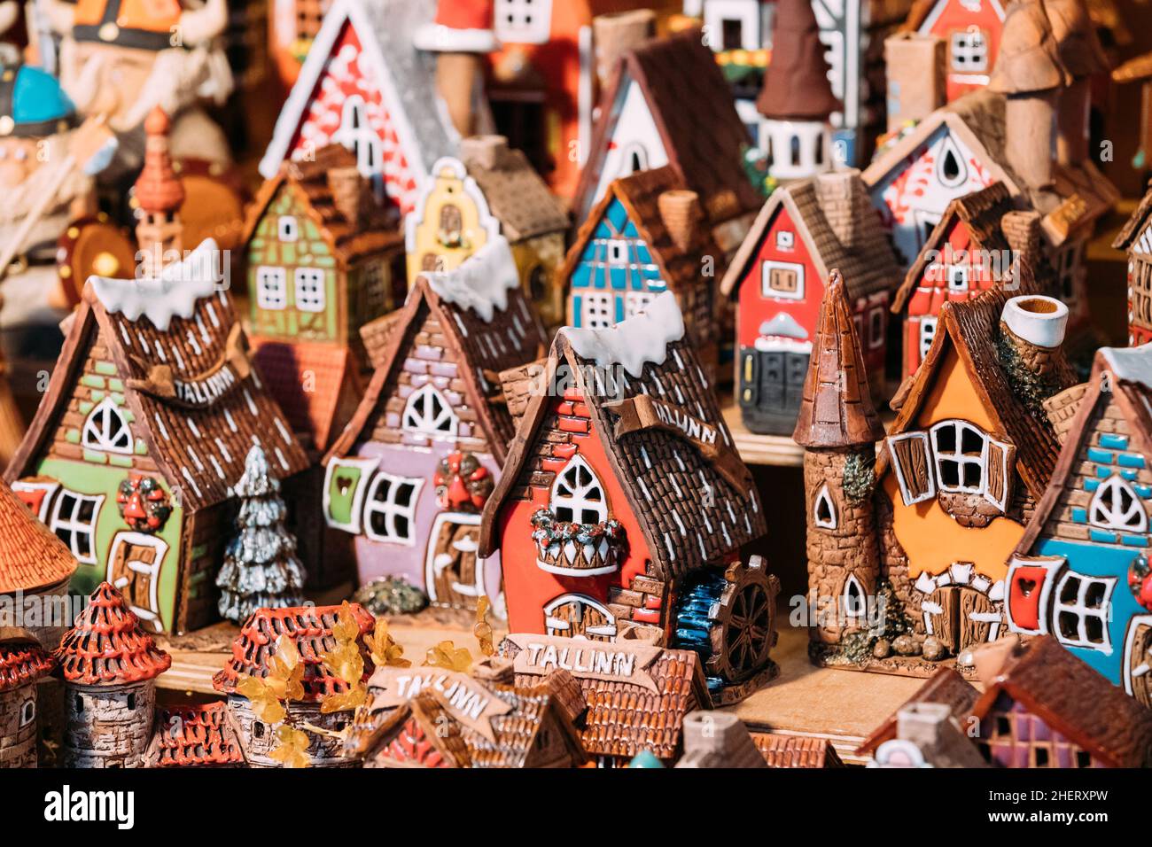 Souvenir tradizionali piccoli giocattoli casa al mercato europeo. Souvenir divertenti da Tallinn, Estonia, Europa Foto Stock