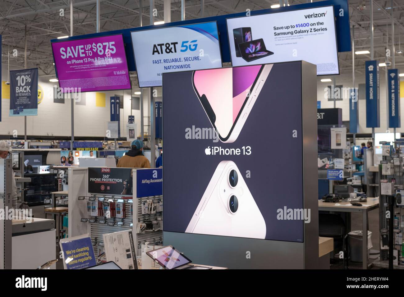 Kokomo - Circa Gennaio 2022: Apple iPhone 13 mostra in un negozio Best Buy con annunci in-store per T-Mobile, Verizon e AT&T cellulare e mobile p Foto Stock