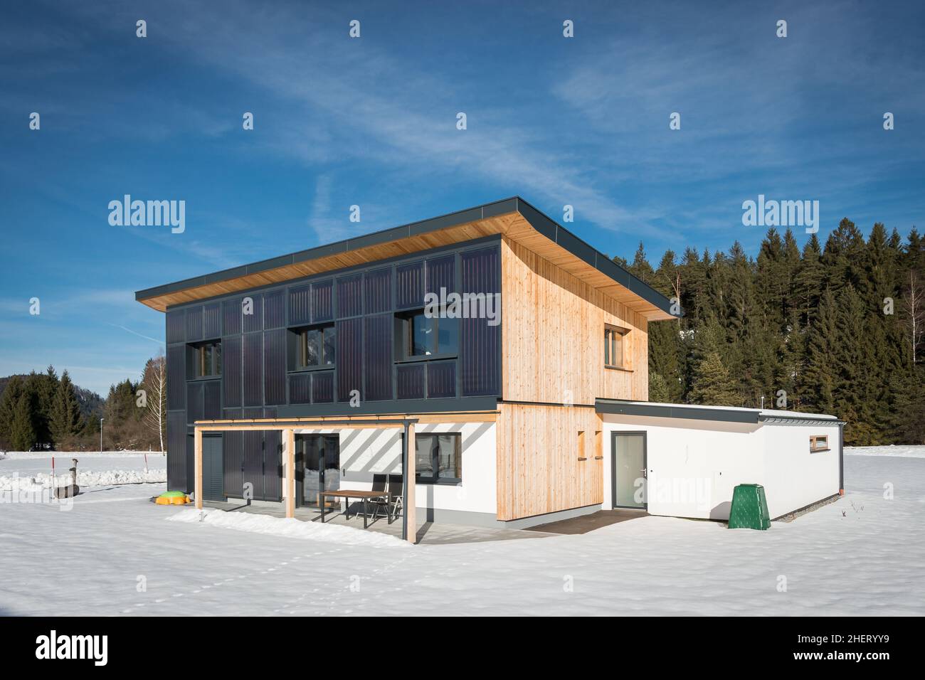 ecologiche sole casa solare in legno in inverno Foto Stock