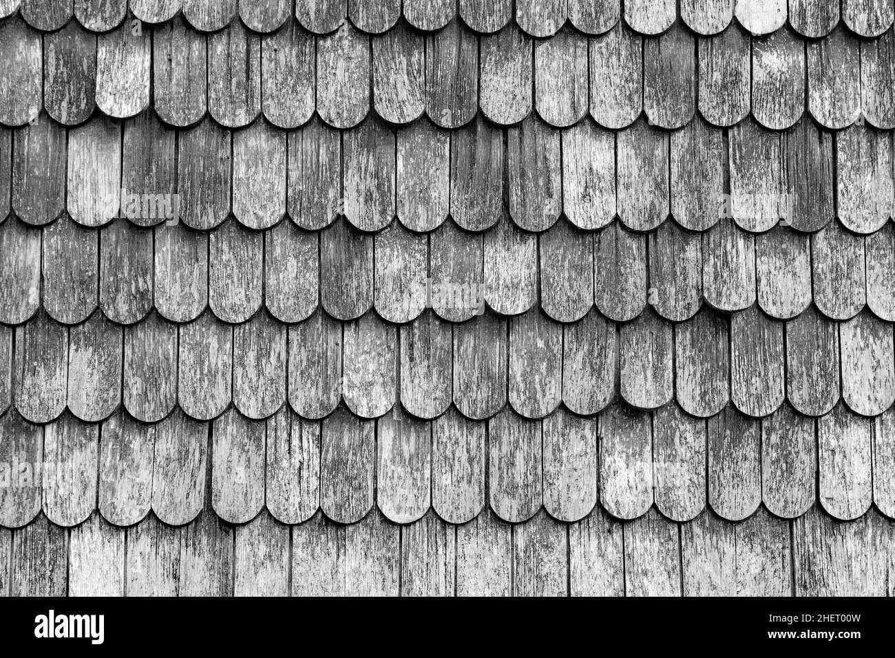 Vecchie scandole in legno sul tetto del mulino a vento olandese a Benz Foto Stock