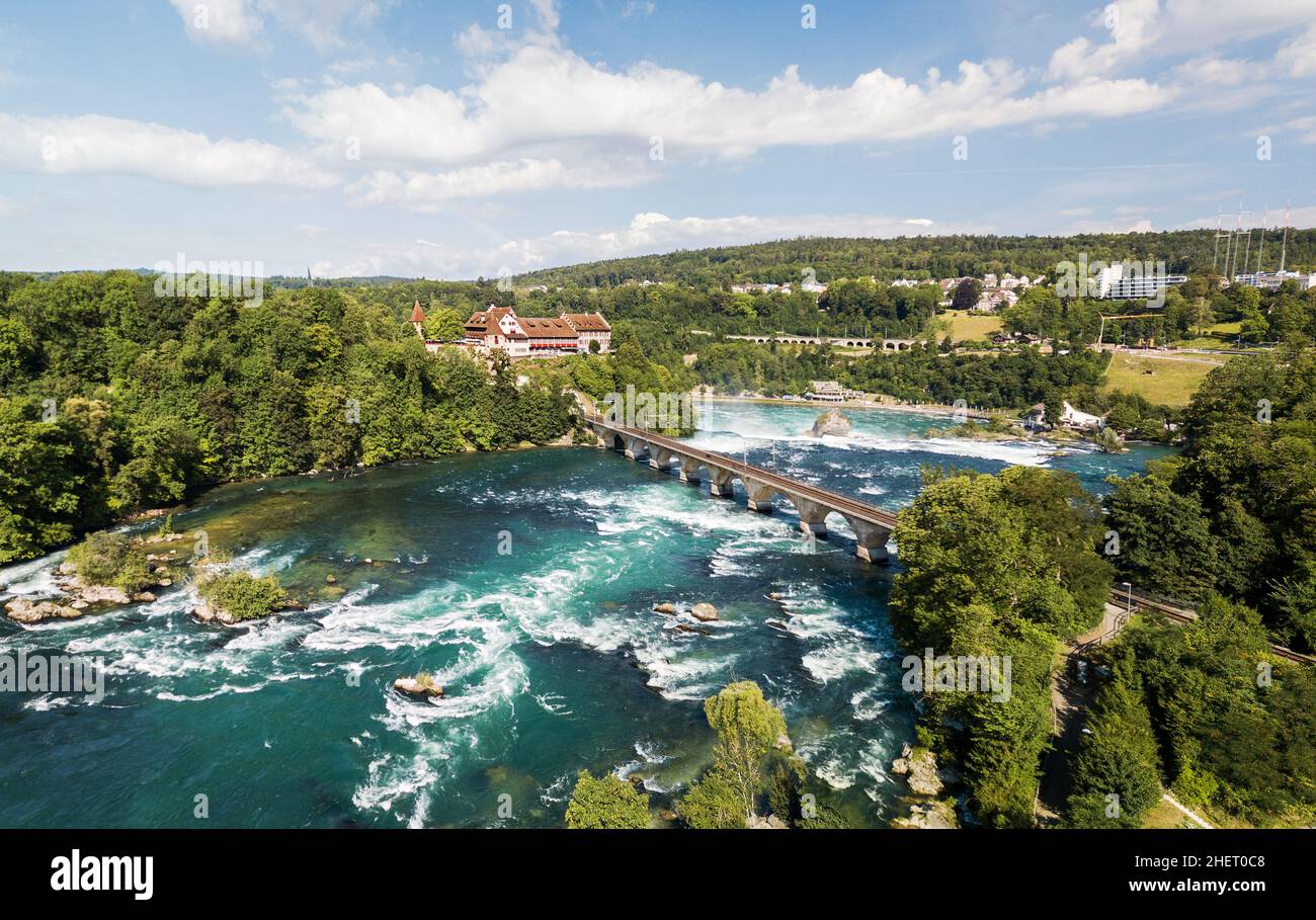 Dachsen, Svizzera - Luglio 14.2020: Fotografia aerea con il drone delle Cascate del Reno con il castello di Schloss Laufen, Svizzera. Le cascate del Reno sono le più grandi Foto Stock