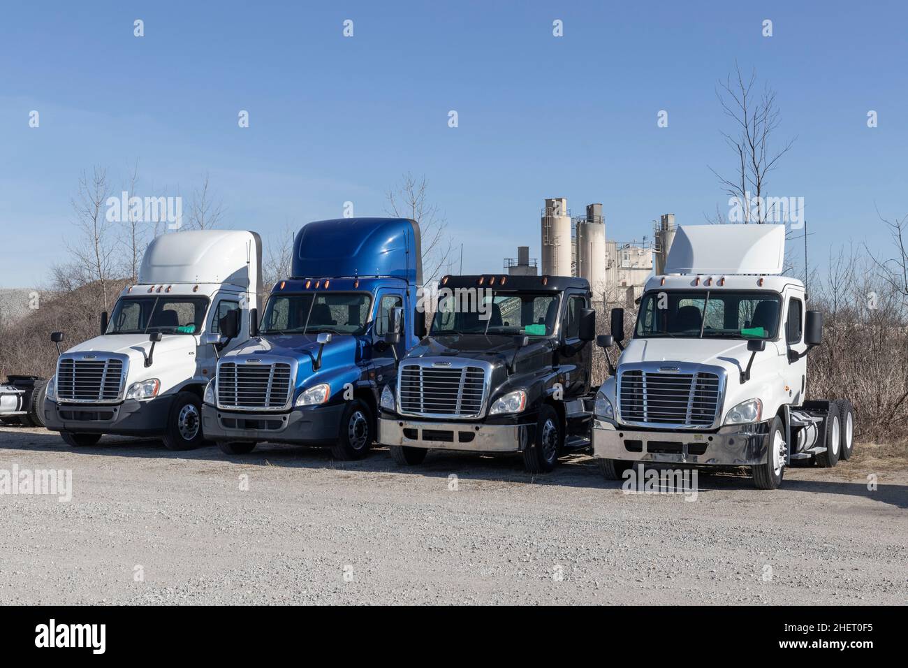 Indianapolis - Circa Gennaio 2022: Veicoli semirimorchio per semirimorchio Freightliner allineati per la vendita. Freightliner è di proprietà di Daimler. Foto Stock