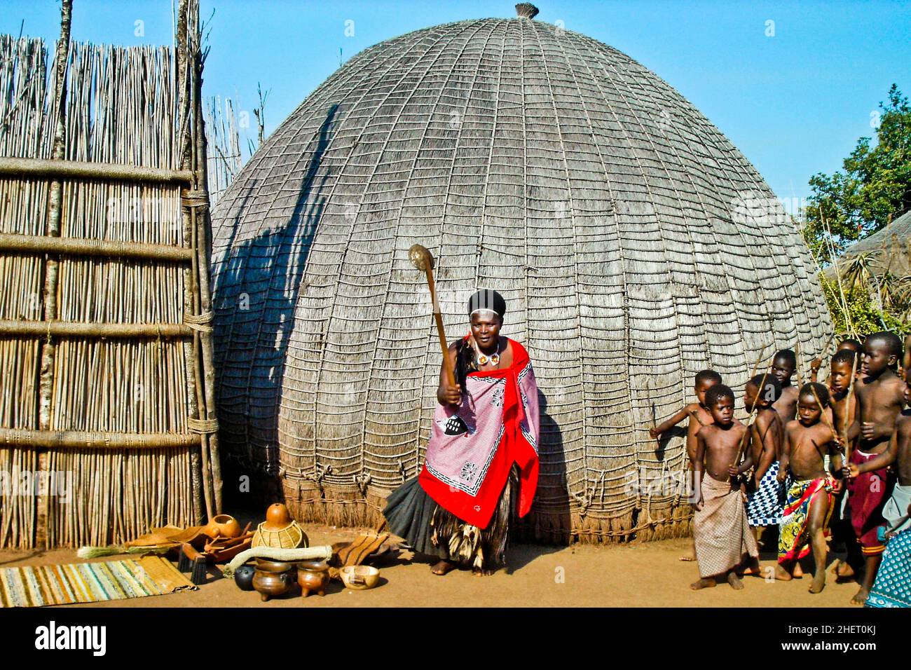 Capo del villaggio, costumi tradizionali in vero villaggio africano, Umphakatsi Chief's Homestead, Mlilwane Wildlife Sanctuary, Swaziland, eSwatini, Sud Foto Stock