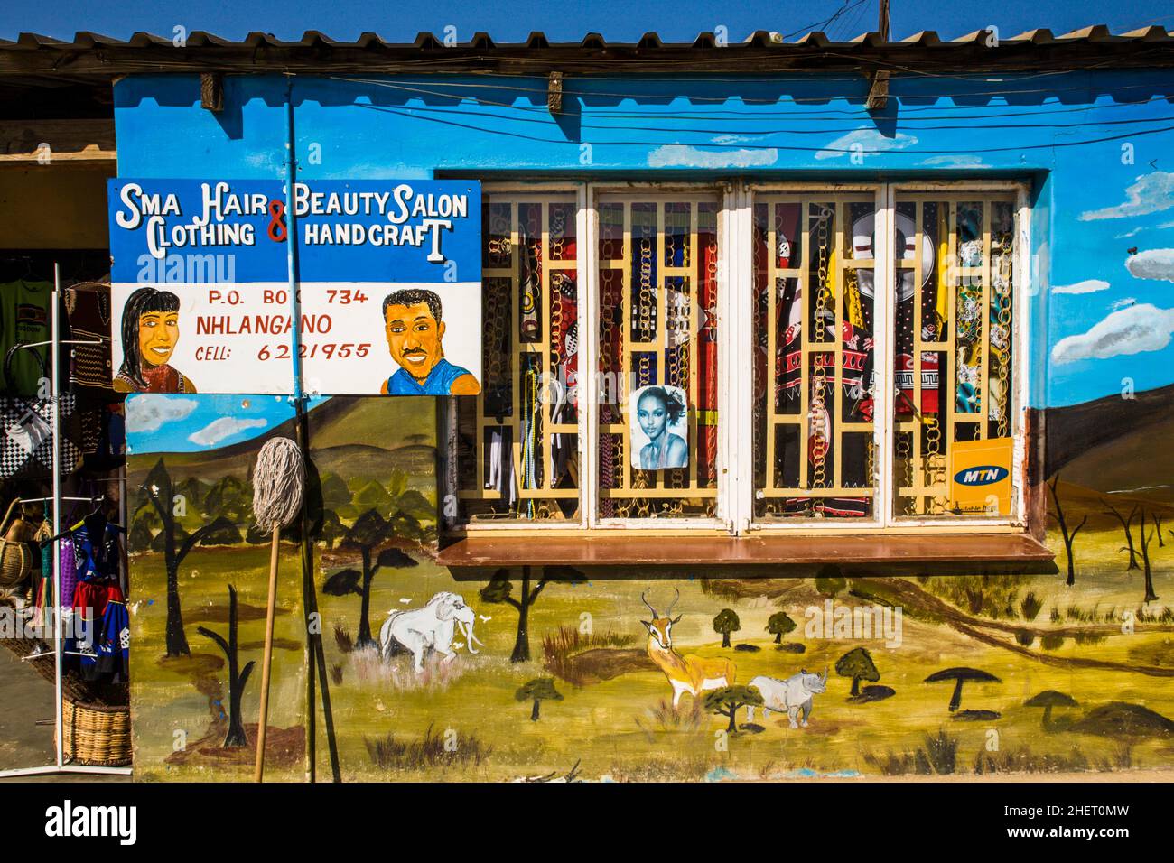 Parrucchiere e salone di bellezza nel mercato africano, Sudafrica Foto Stock