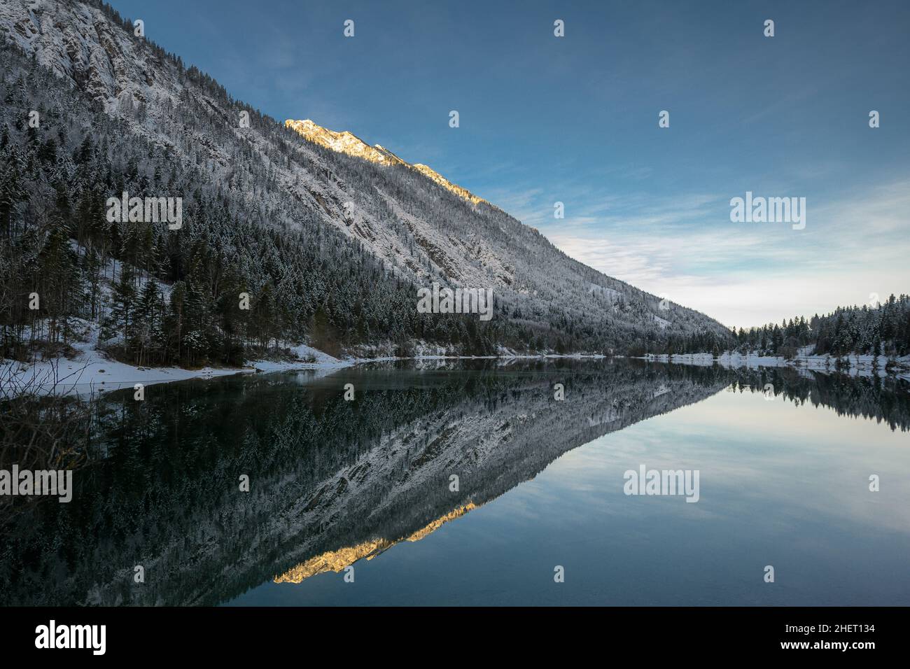 lago plansee all'alba d'inverno con specchio montagna alpina in acqua Foto Stock
