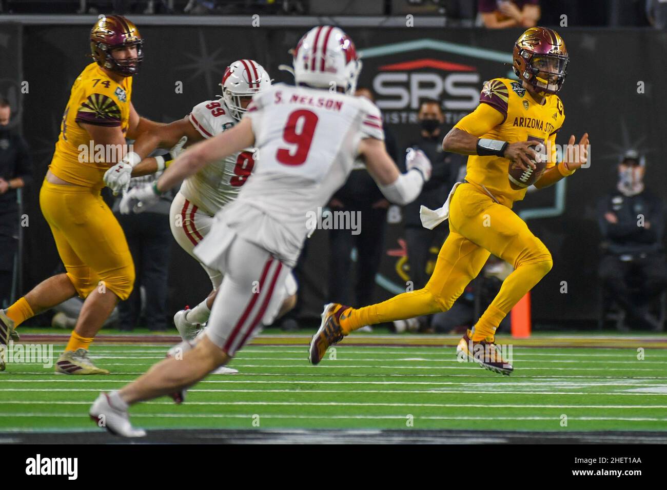 Arizona state Sun Devils quarterback Jayden Daniels (5) lancia la palla durante la partita del Las Vegas Bowl contro i distintivi del Wisconsin, giovedì 3 dicembre Foto Stock