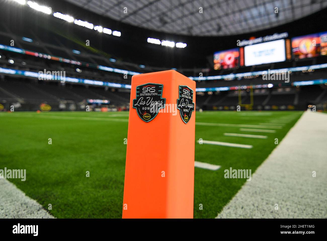 Vista dettagliata del logo SRS Distribution Las Vegas Bowl durante la partita Las Vegas Bowl, giovedì 30 dicembre 2021, a Las Vegas. Il Wisconsin sconfisse Ar Foto Stock