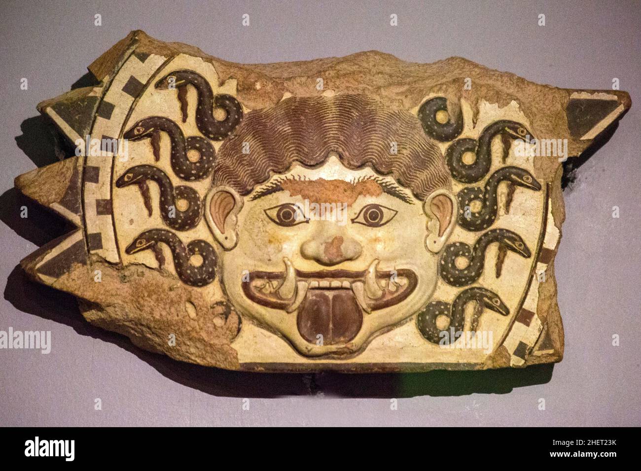 Frammento di argilla lidiana con rilievo, testa di Medusa, 7th-6th DC secolo, Museo delle civiltà Anatoliche, Ankara, Turchia, Ankara, Turchia Foto Stock