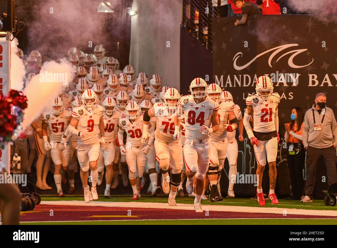 I distintivi del Wisconsin entrano in campo prima della partita del Las Vegas Bowl contro gli Arizona state Sun Devils, giovedì 30 dicembre 2021, a Las Vegas. Wisc Foto Stock