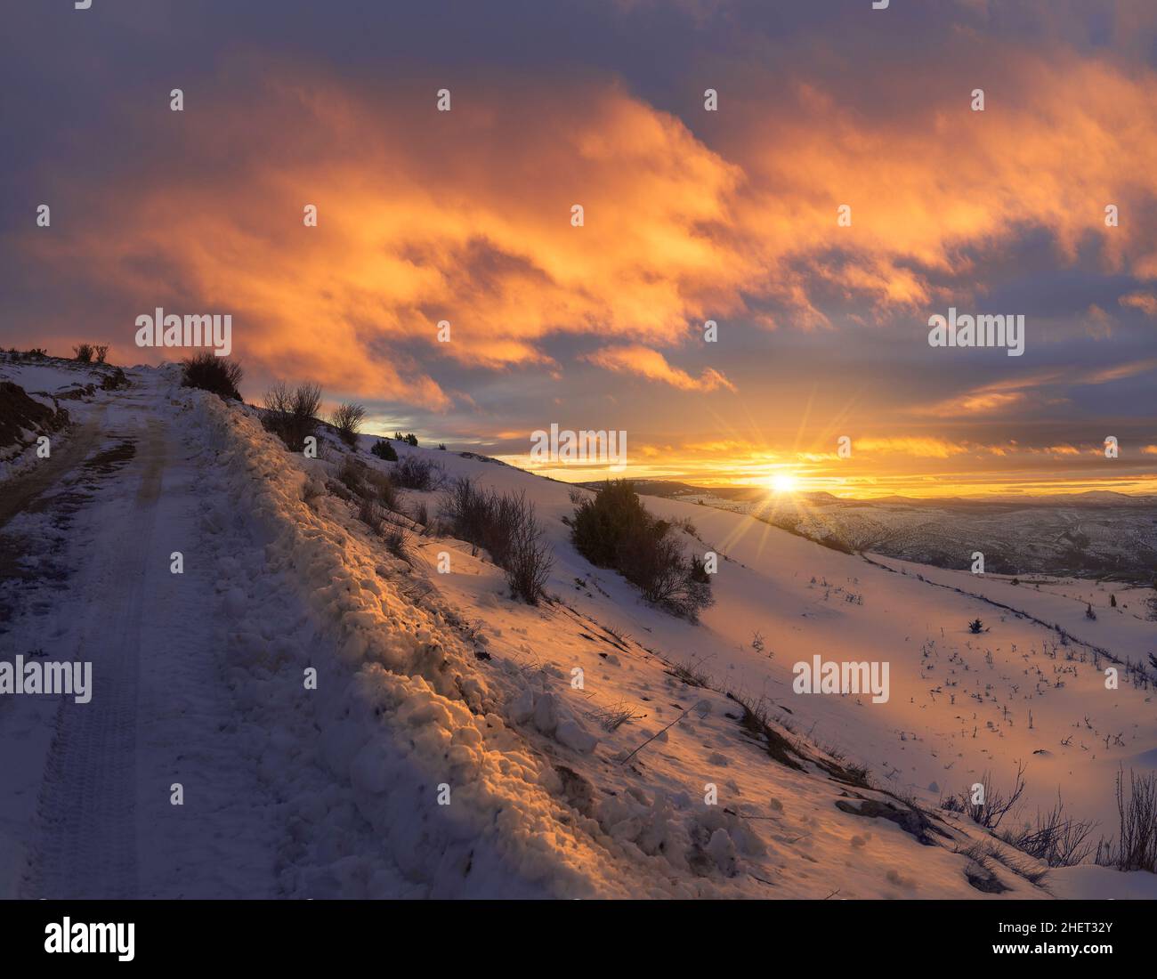 Splendido tramonto invernale in un paesaggio innevato Foto Stock