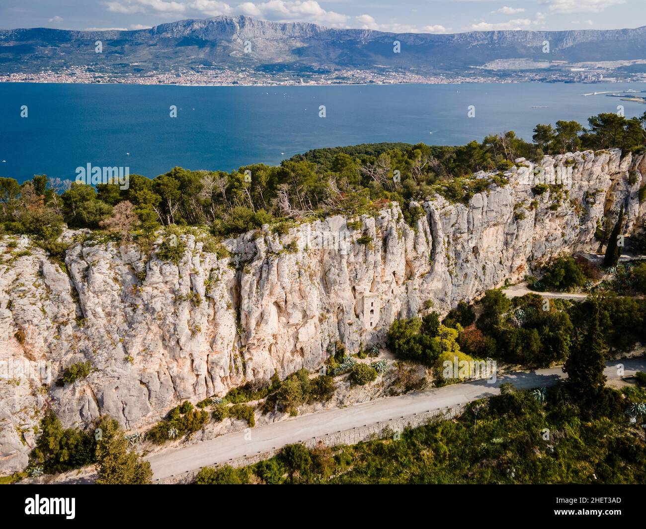 Vecchia costruzione storica della torre di Karepica. Chiesa a muro, Spalato, Croazia. Sullo sfondo oceano e montagne. Foto Stock