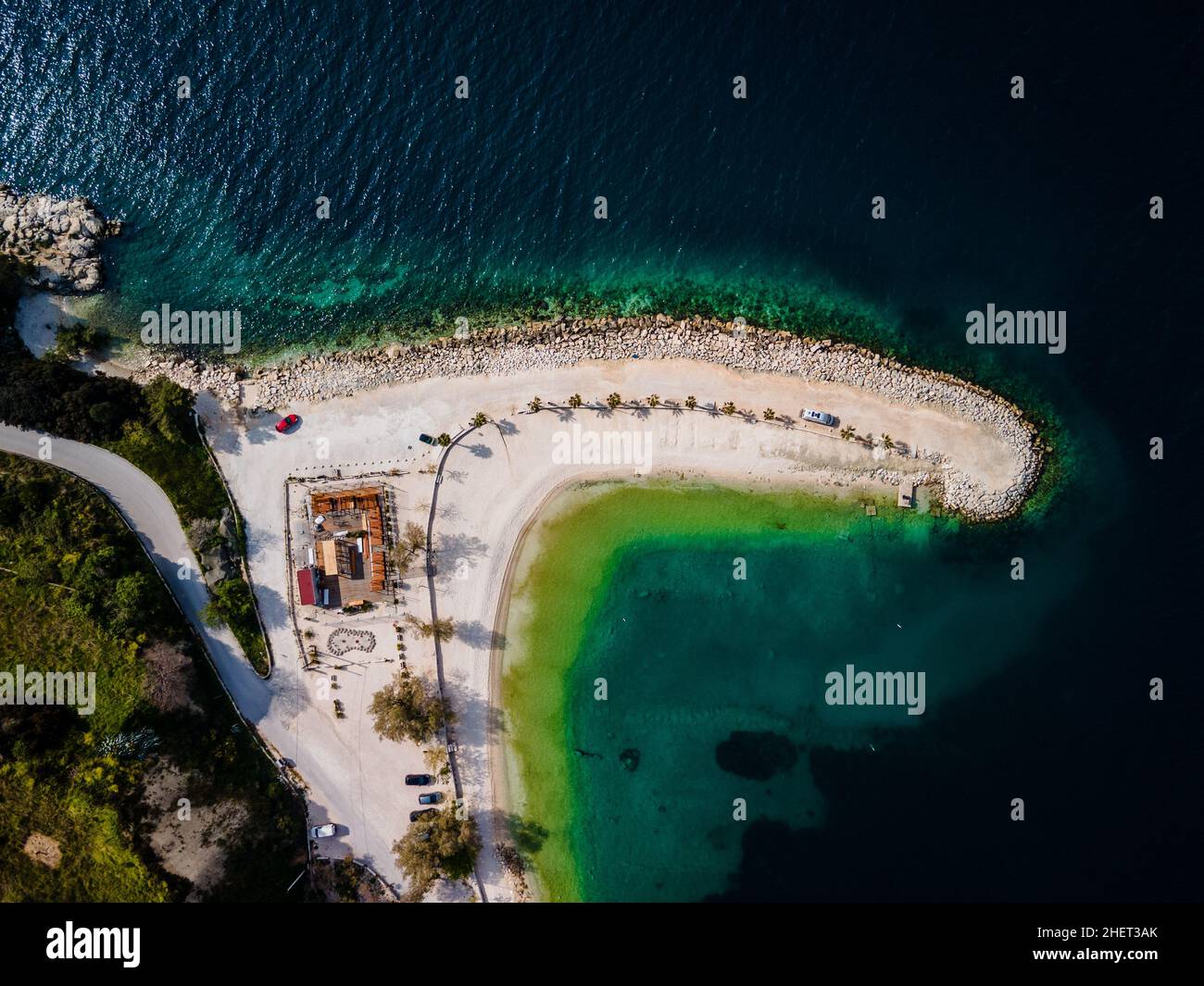 Camper bianco da solo a Kasjuni Beach, Spalato, Croazia Foto Stock