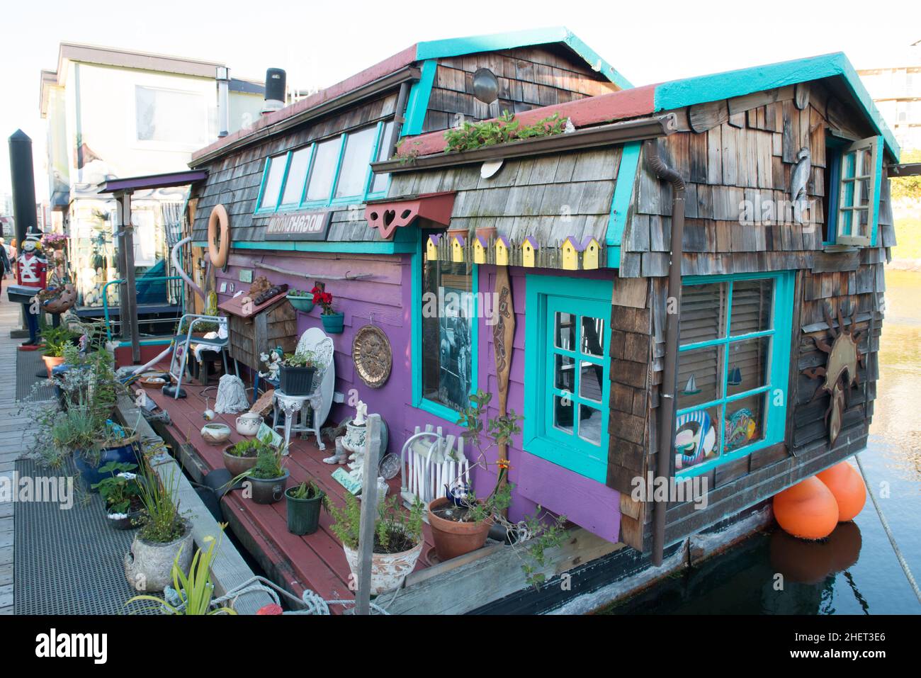 Una casa galleggiante unica e colorata sul Fisherman's Wharf, Victoria, British Columbia, Canada. Foto Stock