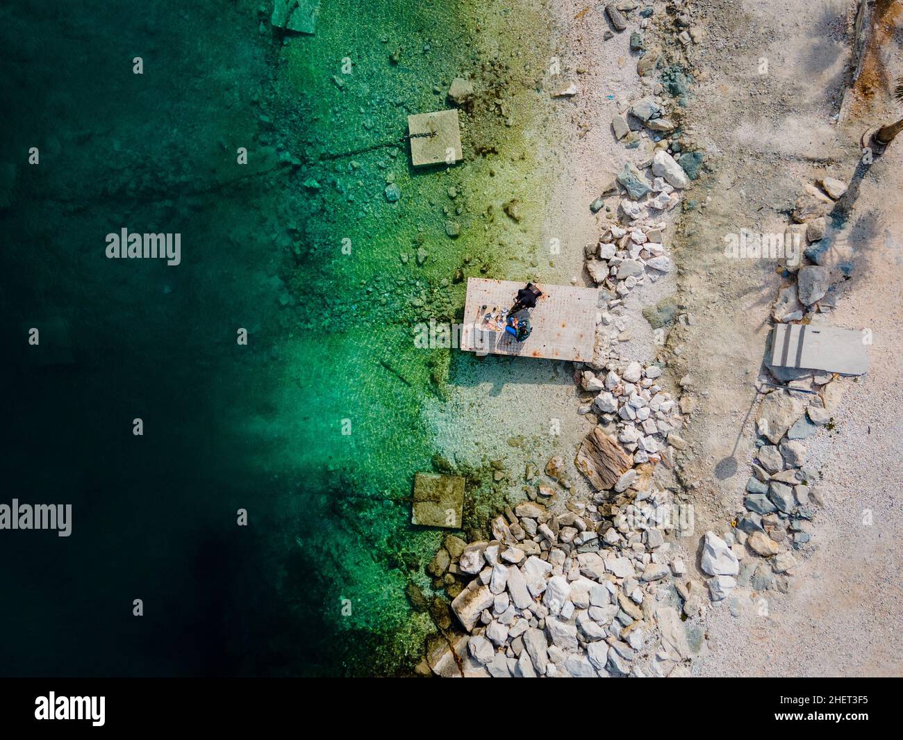 Due persone che mangiano la prima colazione, campeggio proprio all'oceano a Spalato, Croazia a Kasjuni Beach. Vista aerea del drone. Foto Stock