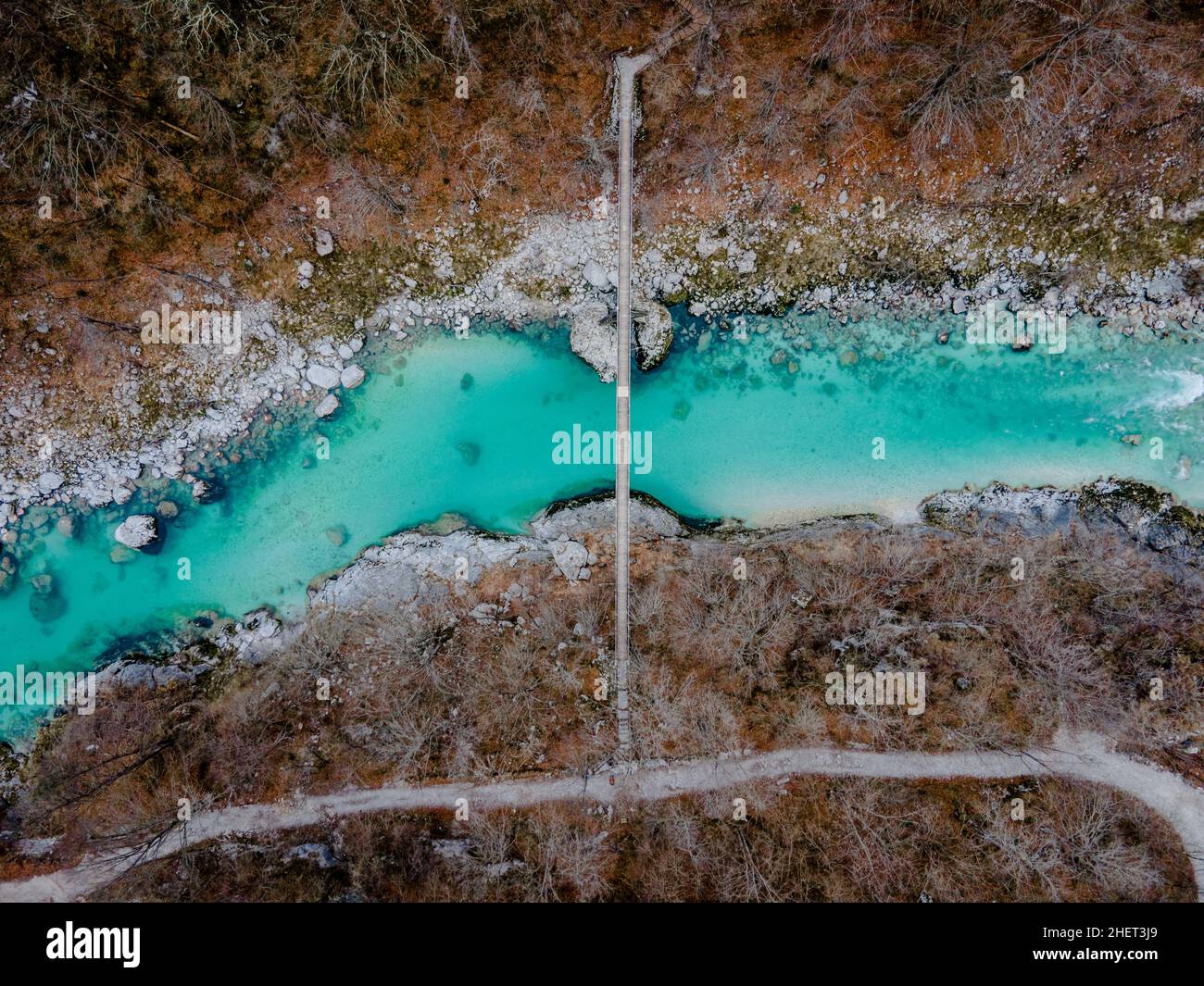 Un drone aereo che ha fatto un ponte sul bellissimo fiume Soca blu cristallo alla caduta di Kozjak in Slovenia, Europa Foto Stock