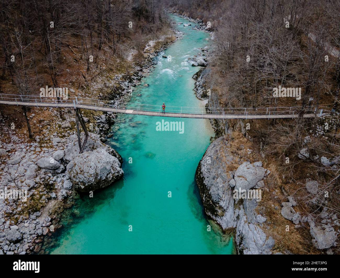 1 persone in piedi su un ponte sul bellissimo fiume Soca blu cristallo sulla strada per la caduta di Kozjak in Slovenia, Europa Foto Stock