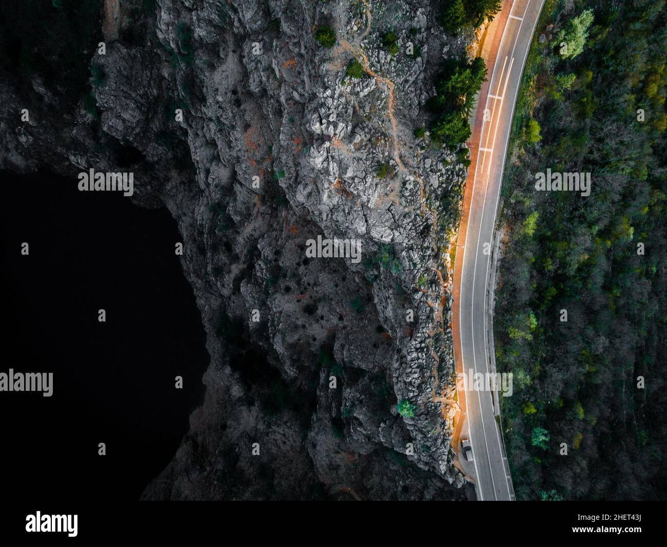 Lunga esposizione di piste luminose da un'auto vicino al lago Rosso in aprile a Imotski, Dalmazia, Croazia Foto Stock