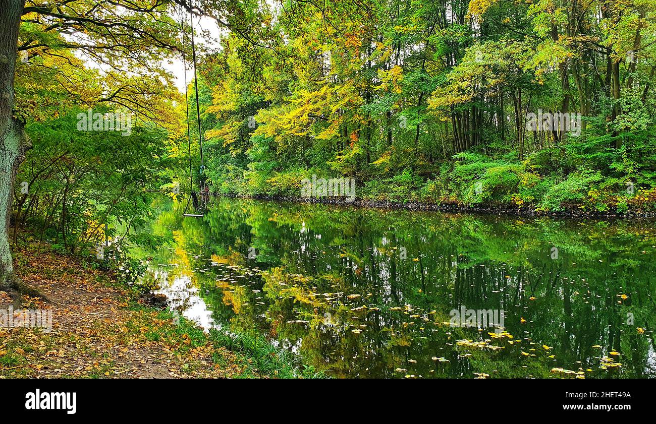 Paesaggio autunnale con alberi colorati lungo il fiume Elde a Mecklenburg Foto Stock