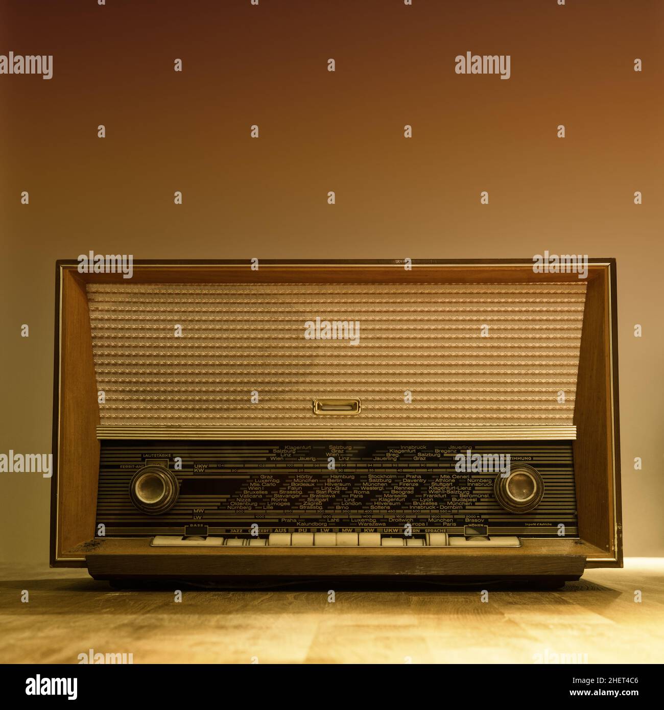 vecchia radio fm am in legno con manopole di regolazione rotonde Foto stock  - Alamy