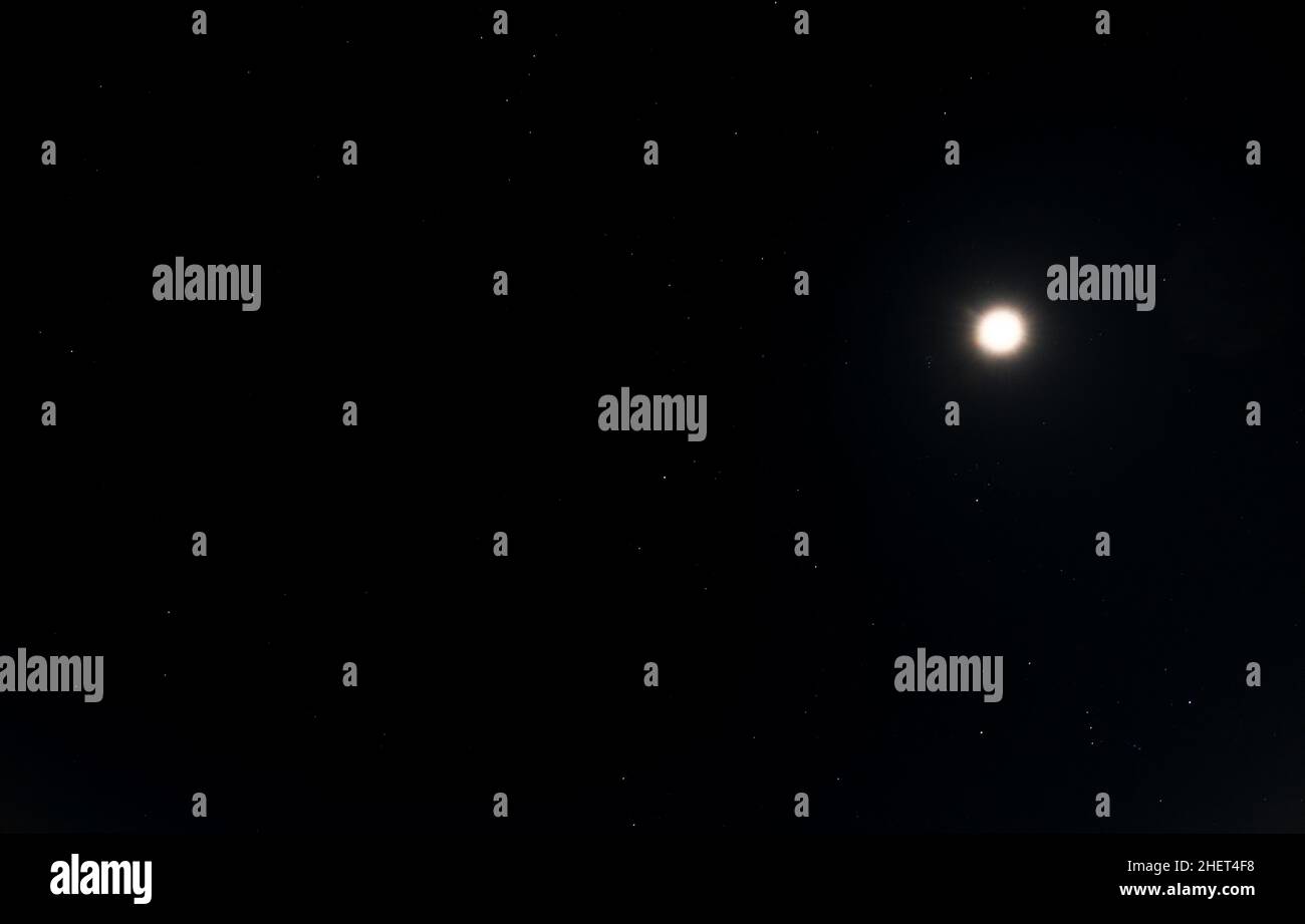 Luna e stelle nel cielo scuro. Cielo nero con luna luminosa e piccole stelle. Foto Stock