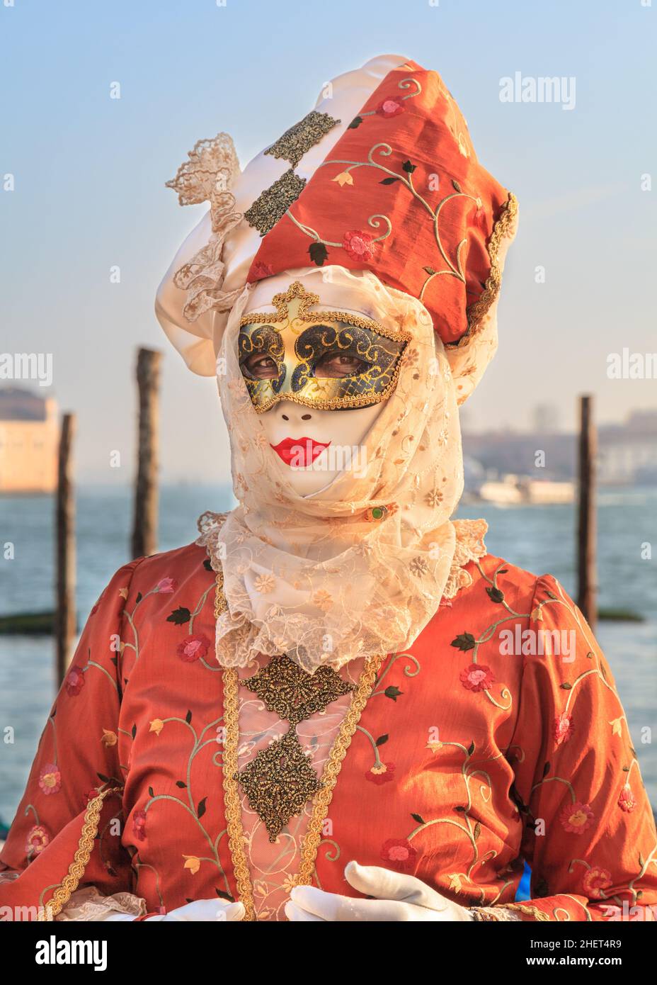 Donna in costume, cappello e maschera veneziano di lusso, posa dalla laguna  al Carnevale di Venezia, Carnevale di Venezia, Italia Foto stock - Alamy