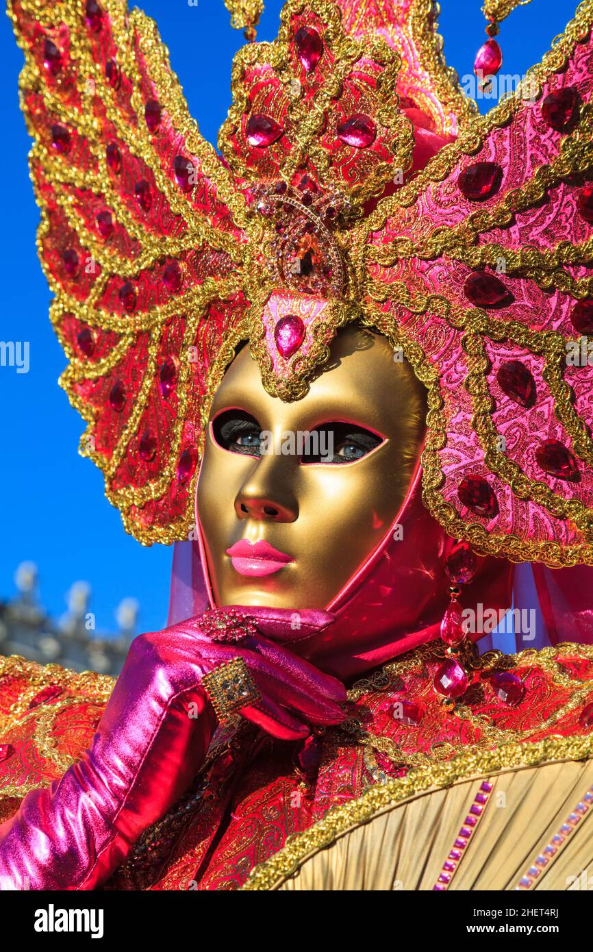 Donna in maschera rosa e oro colorato e costume storico fantasia, ritratto da vicino, Carnevale di Venezia, Carnevale di Venezia, Italia Foto Stock
